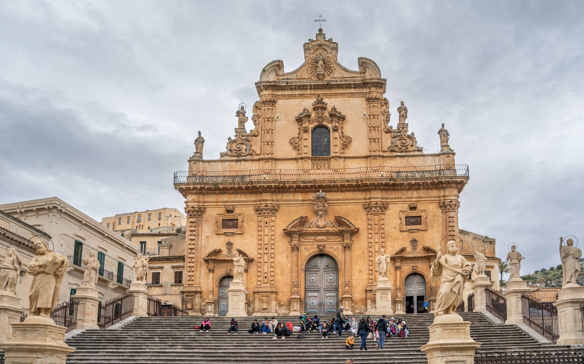 Der Duomo di San Pietro Apostolo thront eindrucksvoll über einer monumentalen Freitreppe, auf der die Statuen der 12 Apostel den Besucher zum Kirchenportal geleiten.